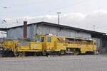 Zweischwellen Stopfmaschine 97 40 68 001 17-1 ist beim Badischen Bahnhof abgestellt.