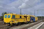 Gleisstopfmaschine Unimat 09-475/4S D-DGU 9980 944 001 wartetauf sein Einsatz bei der Weichen erneuerung am 29.10.2017 auf der KBS 485 an der Bahnhofseinfahrt aus Richtung Übach-Palenberg