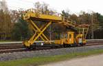 Der dieselhydraulische Montagewagen LMB 4020 und der Materialwagen MW 1500-02 mit der Hubarbeitsbhne MW 600 der Firma STRABAG Rail Fahrleitungen GmbH in Nassenheide am 01.11.2013.