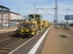 Hier ein Gleisreinigungsfahrzeug mit einem Gleisbauzug, bei der Durchfahrt am 6.4.2010 durch Nordhausen.