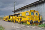 Universalstopfmaschine 97 43 003 17-1 ist beim Badischen Bahnhof abgestellt.