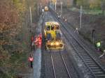 Eine Schotterprofiliermaschine bei der Arbeit auf der Kbs 140 bei Reinfeld. Grund dafr war die Absenkung der Gleise unter der Brcke um die Durchfahrtshhe fr die Elektrifizierung zu gewrleisten.