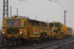 Eine Gleisstopfmaschiene der DGT zieht am 22.1.11 einen SSP und einen Arbeitswagen durch Duisburg-Bissingheim nach Duisburg-Entenfang