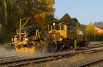 Erneuerung von Gleis 2 im Bereich vom Bahnhof Herdorf an der KBS 462 (Hellertalbahn).  Am 19.10.2012 folgt der Stopfmaschine dann die Deutsche Plasser Schnellschotterplaniermaschine SSP 110 SW  (Schweres Nebenfahrzeug Nr. 97 16 40 528 18-0) der DGU - Deutsche Gleisbau Union (Koblenz) Baujahr 1993 Fabriknummer 483, das Eigengewichtbeträgt 37,0 t, die Höchstgeschwindigkeit bei Eigenfahrt beträgt 90 km/h,  die zugelassene Streckenklasse ist B1 oder höher. Diese Maschinen stellen den erforderlichen Regelbettungsquerschnitt in Gleisen und Weichen her. Die Arbeitsweise ist wie folgt: 1. Die Flankenpflüge bearbeiten die Seiten; 2. Der Mittelpflug; 3. Kehranlage inklusive einer Kehrbürste und Querförderband zur Ableitung des überflüssigen Schotters. Diese Maschine hier hat kein Steilförderband und kein Schottersilo. Stopf- und  Schotterplaniermaschinen machen 2 bis 3 Durchgänge bis das Gleis und Gleisbett vollkommen stimmen.