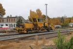 Kaum ist die Universalstopfmaschine durch, ist auch gleich Schotterprofiliermaschine (SSP 110 SW Hersteller Deutsche Plasser) der Fa. Eurogleis Dresden zu Gange. Hier in der Nhe des Bf Nassenheide am 23.10.2012 gesehen, der B  ist zur Zeit geschlossen.