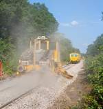 Im Einsatz:
Hier am 18.07.2013 auf der Hellertalbahn (KBS 462) zwischen Burbach und Wrgendorf bei km 104,0.

Um die Stopfung haltbar ausfhren zu knnen, muss gengend Schotter vorhanden sein, darum folgt hinter der Stopfmaschine die 
Deutsche Plasser Schotterverteil- und Planiermaschine SSP 100 (Schweres Nebenfahrzeug Nr. 97 16 37 539 17-4) der Schweerbau. 
Hier in der Ansicht von hinten.