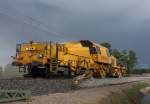 Eine Stunde spter und ein Blick in Arbeitsrichtung und schon sieht alles ganz anders aus.
Die Schotterprofiliermaschine der STRABAG beim Einsatz in Nassenheide Richtung Grneberg am 13.08.2013. 
Hersteller: MATISA 
NVR-Nr.: 99 80 9225 001-3 D-STRA