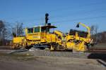 Schotterplaniermaschine der Fa. Gleisbau Busching-Wagner GmbH am 10.03.2014 in Nassenheide.

Hersteller: Plasser&Theurer
Schweres Nebenfahrzeug
Nr. 97 16 46 511 18-0
Art: Schotterplaniermaschine SSP 110 SW

