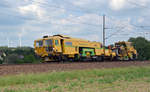 Zusammen mit einer Schotterplaniermaschine rollte diese Stopfmaschine am 20.05.17 durch Burgkemnitz Richtung Bitterfeld.