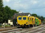 Die Plasser & Theurer Universalstopfmaschine 09-475 Unimat 4S wartet am 02.06.2009 im Bahnhof Schlettau auf den Abfahrauftrag in Richtung Schwarzenberg.