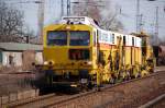 Eine Stopfmaschine mit angehangener Schotterprofiliermaschine fahren am 27.02.10 durch den Bhanhof Eilenburg Richtung Leipzig.