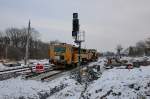 Im Bahnhof Vollrathsruhe befand sich am 27.01.2013 eine Spitzke Universalstopfmaschine auf dem Streckengleis, welches aufgrund von Brckenbauarbeiten am nrdlichen Bahnhofskopf derzeit hier endet.