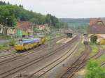 Eine Stopfmaschine der Bahnbau Wels GmbH verlsst am 24.