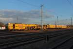 Ein abgestellter Bauzug der Bahnbau-Gruppe in Oranienburg am 30.10.2013.
Universalstopfmaschine 08-475 Unimat 4S der Firma Plasser&Teurer, mehrere Wohnschlafwagen und Schotterplaniermaschine SSP 110 SW der Firma Plasser&Theurer.