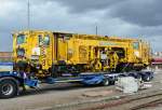 9824 001-8 Plasser & Theurer Gleisstopfmaschine auf Tieflader beim Bf Euskirchen - 22.03.2014