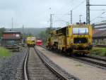 Zwei Stopfmaschinen stehen am 29. Mai 2014 im Bahnhof Kronach auf den Gleisen 5 und 6 abgestellt.