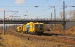 Monti Gleisbau GmbH Stopfmaschine auf der Fahrt in Richtung Weißenfels, am 28.02.2015 in Naumburg (S) Hbf.