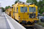 Auf ihren Einsatz warten am 29.05.2015 am Bahnhof Altomünster die Universalstopfmaschine UNIMAT 09-32/4S DYNAMIC von Plasser & Theurer und die Universalschlotterverteil- und Planiermaschine SSP