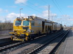 Universalstopfmaschine USM 362 rückte nach der Nacht,am 22.April 2016,zurück in den Bahnhof Bergen/Rügen.