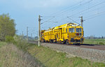Am 09.04.16 rollte diese Stopfmaschine der Bahnbaugruppe mit einer weiteren Baumaschine durch Zschortau Richtung Leipzig.