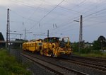 Nachschuß auf ein Stopf- und Nieveliergerät der Bahnbaugrüppe, das hier gerade durch Lintorf gen Entenfang fährt am Samstagabend den 13.8.2016