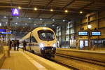 605 017 steht am Abend des 21.12.2018 im Chemnitzer Hauptbahnhofs.
Für die Fotografen wurde mal die Kupplung rausgeholt.