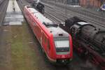 Am 21 September 2014 wird 612 963 beim Einfahrt in Neuenmarkt-Wirsberg von einer Brücke fotografiert, und der Lokfürher der 011 075 der SSN schaut sich dies Alles an.