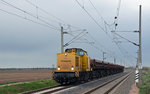 203 304 der BahnbauGruppe fuhr mit ihrem Schüttgutzug vor aufziehender Regenfront durch Arensdorf Richtung Halle(S).