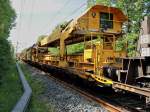 Der Umbauzug von Schweerbau an einem Bahnbergang an der Deutsch-Belgischen Grenze bei Aachen.