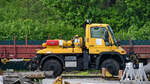 Ein Unimog-U400-Zweiwegefahrzeug (99 80 9907 012-5) der Firma Kerkemeier Logistik, so gesehen Mitte April 2024 in Hattingen.