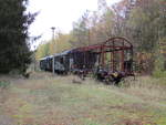 Ausrangierte Bauzugwagen auf dem stillgelegten Bahnhof Tiefensee am 02.November 2019.