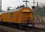 Gertewagen 60 80 0923 213-3 der DGT GmbH wir am 03.04.2011 durch den Bahnhof Betzdorf (Sieg), Richtung Siegen gezogen.