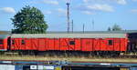 Am ehemaligen DR Bahnbetriebswerk Oebisfelde steht eine ganze Reihe wahrscheinlich z-gestellter DB Bahnbetriebswagen und -maschinen (Gleisbaukräne) abgestellt, hier ein schöner DB Bahnbetriebswagen Nr. 60 80 D-DB 9911 034-8 abgelichtet durch ein Fenster im vorbeifahrendem Regionalzug am 05.07.22 Ob sie inzwischen zu einer Ausstellung gehören oder von einem Verein betreut werden entzieht sich meiner Kenntnis.   