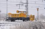 die Schneefrse wartet noch im Bf Stralsund um dann gegen Abend die Greifswalder Schiene, geschoben von einer Press V100, zu berumen, 11.01.2010