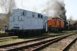 Es ist nicht die ehemalige 106er der Stadtwerke Chemnitz die so raucht.Sondern dahinter steht 65 1049 zum Wasserfassen.Aufgenommen am 10.04.2011 in Chemnitz-Hilbersdorf wo das 9.Feldbahn- und