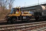 Dualogis Mercedes Benz U400 Zweiwege Unimog beim Rangieren in Obernburg-Elsenfeld am 23.02.18 Das Foto wurde von einen Gehweg aus gemacht