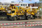 RPS Mercedes Benz Atego Oberleitungszweiwegefahrzeug am 26.03.23 in Bad Vilbel Bhf vom Bahnsteig aus Fotografiert