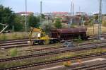 Ein Zweiwegebagger steht am 03.10.09 mit einem Schotterwagen in Bitterfeld und wartet auf die Ausfahrt.