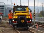 Blitzneuer 2Wegeunimog ( U400) mit Rangierkupplungen am 28.10.2010 in Aachen Rothe Erde. Dieses noch seltene Spezialfahrzeug soll bei der Bahn die eine oder andere Rangierlok ersetzten und wird ber Fernsteuerung von dem Rangierer auf dem linken Trittbrett gesteuert. Auf der Ladeflche des knapp 12 to. schweren Unimog sind die Tanks und die Luftpumpe fr die Luftdruckbremse mit dem die Zge gebremst werden montiert. Der Unimog kann bis zu 800 to. schwere Zge bewegen.