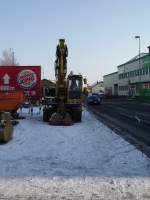 Ein Liebherr Zweiwege Bagger in Sinsheim am Hbf am 10.01.09