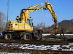 Heute am Rosenmontag (20.02.2012) haben die Abrissarbeiten in Aachen West begonnen. Ein Atlas Zweiwegebagger der Firma Hering Gleisbau GmbH rumt hier einen Prellbock auf Seite. Die Bahn hat hier ca.250.000 m, das sind etwa 40 % des Bahnhofs verkauft um fr den Campus Westbahnhof der RWTH Aachen Platz zu machen.