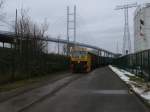 Zweiwegefahrzeug als Rangierlok ttig im Stralsunder Sdhafen am 20.Dezember 2012.Die Aufnahme entstand durch das Werkstor ohne das Gelnde zubetreten.