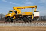 Zwei-Wege-Unimog mit Hebebhne der Fa. Strabag wird fr Fahrleitungmontage eingesetzt. Beim Warten auf weiteren Einsatz am 06.03.2013 in Nassenheide.