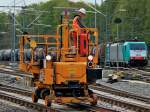 Hubarbeitsbhne XLAD PLUS von Balfour Beatty am 30.04.2013 in Aachen West im Einsatz. Aus dieser Perspektive kann man das Kettenfahrwerk mit dem sich das Zweiwegefahrzeug neben der Schiene bewegt gut erkennen. Im Hintergrund stellt Cobra 186 200 (2808) gerade aus Gremberg kommend einen Kesselzug ab, macht Kopf und zieht den Zug spter nach Belgien.