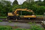 Bauarbeiten in Neckargerach. Das Richtungsgleis nach Eberbach ist immer noch gesperrt und wird von einem Zweiwegebagger mit Anhnger besetzt. 24.8.2013