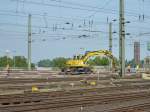 Ein Liebherr-Bagger verrichtet hier am 22.08.2013 die schwere Arbeit, die neuen Steine heranzuliefern.