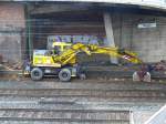 Siegen, 06. Mai 2012
Der Mobilbagger Liebherr 900 Litronic kann als Zweiwegegert wahlweise auf der Strae oder auf Eisenbahnschienen fahren