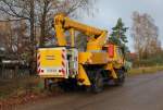 Zweiwegefahrzeug Unimog U 1650 der STRABAG mit Hubarbeitsbhne Rutman Steiger T 145, abgestellt am 11.11.2013 in Nassenheide.

Kleinwagen Nr.: 97 59 01 540 60-2
Eigengewicht: 9,1 t
Nutzlast: 1,4 t