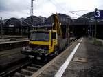 Zweiwege LKW (VolvoFL6 Intercooler)  steht am 21.11.13 in Wiesbaden Hbf 