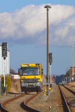 Der Gleismesszug wartet am Torgelower Ausfahrsignal auf RE 23681, nach der Kreuzung geht die Messfahrt weiter bis Strasburg (Uckermark) bzw. Grambow. - 17.02.2014 - Vom BÜ Borkenstrasse aufgenommen.